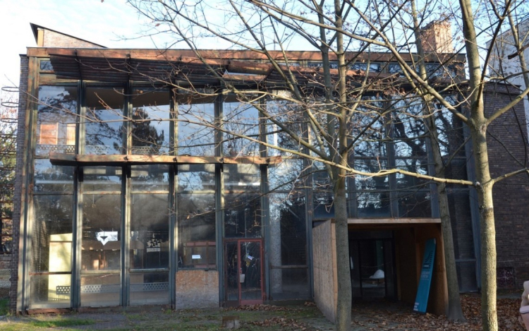 Bontják a régi onkológiai épületet is a Zrínyiben