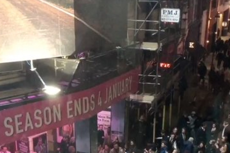 Drámára dráma: Előadás közben szakadt le egy darab a mennyezetről az egyik londoni színházban