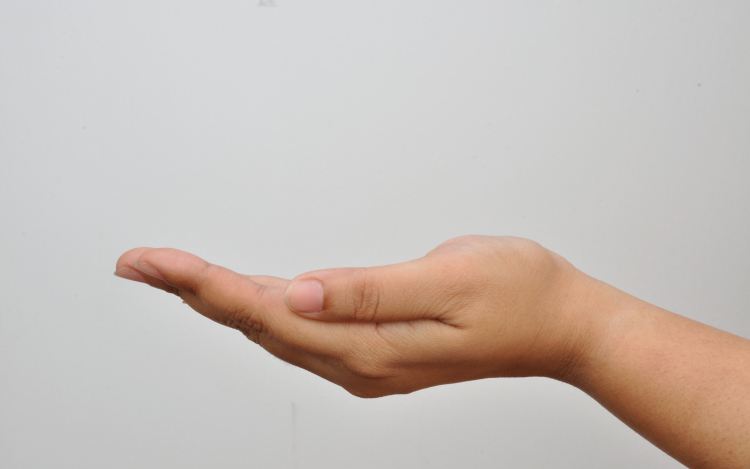 Belehalt nyereménye feletti örömébe egy pakisztáni férfi