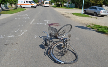 Motoros elé hajtott biciklivel a 83 éves asszony 