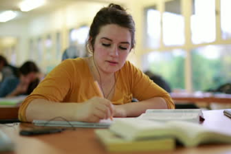 Ponthatárok - Az ELTE szakjaira jelentkezők több mint 40 százalékát felvették