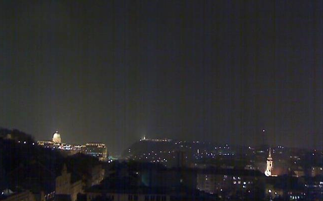 Rejtélyes villanások Budapest felett- Videóval