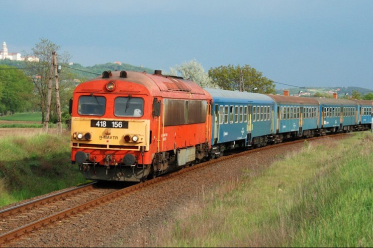 Négy napig buszokat vetnek be a Győr-Veszprém vasútvonalon
