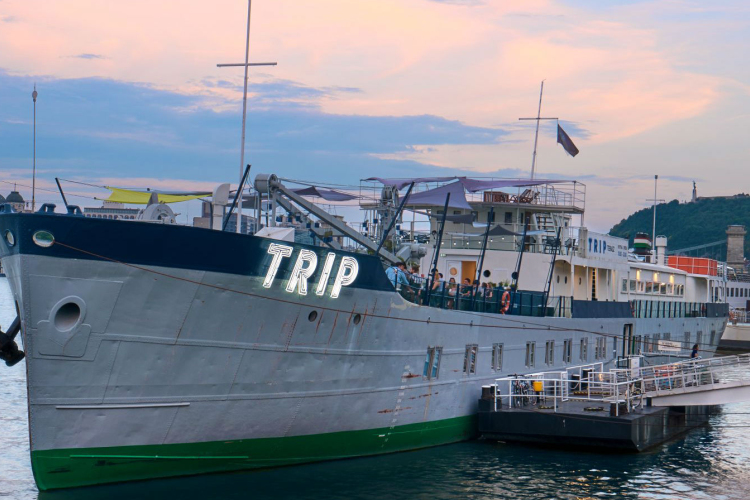 Ma este indul az első Magyar Karantén - színház