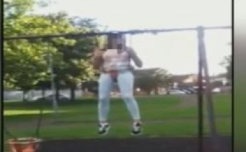 Tűzoltók vették ki a gyerekhintába szorult a tinit!- Videó