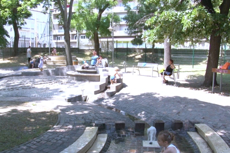 Kinyit a vizes játszótér