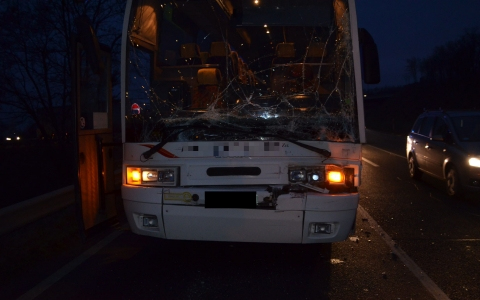 Kamion és busz ütközött a 81-esen 