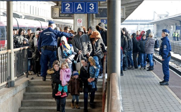 250 határsértőt szállítottak le egy vonatról Győrben - Fotók
