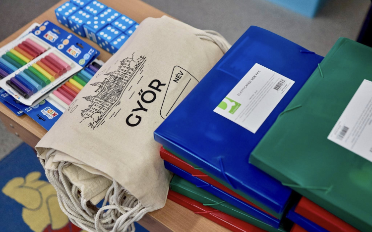 Kiszínezhető tornazsákot és tanszercsomagot kaptak az elsősök