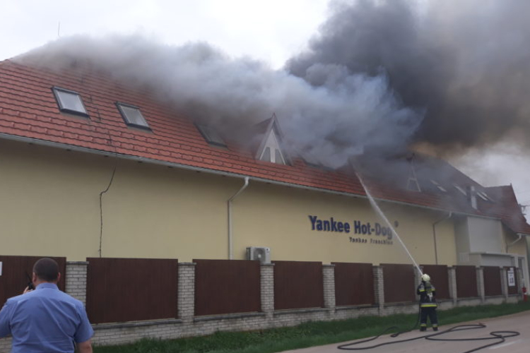 Kigyulladt egy raktárépület Székesfehérváron 