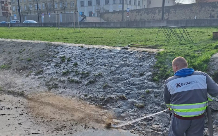 Takarítják a parti sétálóutakat Győrben