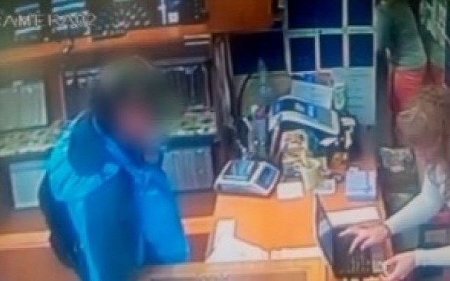 Késsel rabolt egy nő Budapesten, egy fotó buktatta le