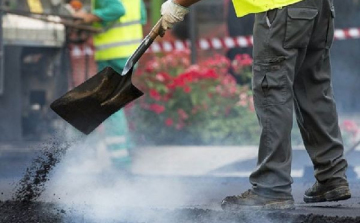 Autósok figyelem! Keddtől aszfaltoznak a 83-as főút győri bevezető szakaszán