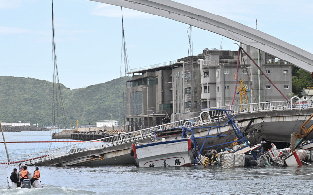 Hajókra zuhant egy híd és egy olajszállító Tajvanon, többen súlyosan megsérültek 