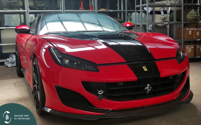 Tűzpiros Ferrarit árverez el a NAV
