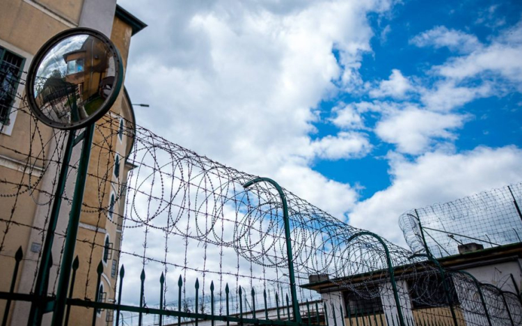 Ügyvédet vetkőztettek a börtönben