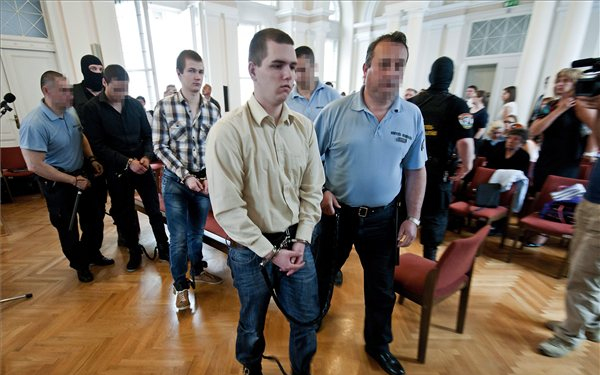 Soproni kettős gyilkosság - Húsz-húsz év fegyházra ítélték a két lövöldözőt