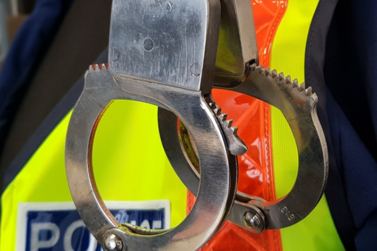 Vádat emeltek a lányát kádba fojtó nővel és élettársával szemben