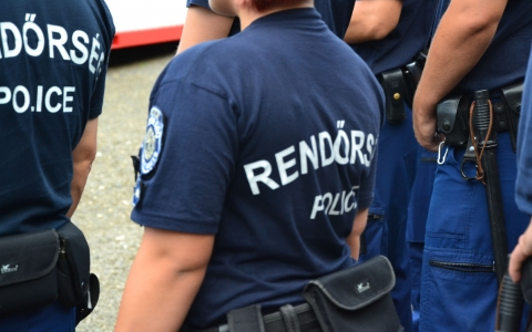 Keresi a rendőrség a csalót 