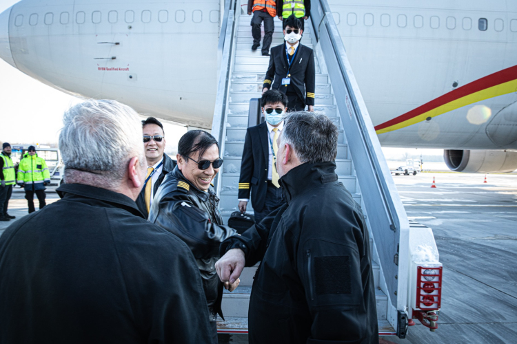 Több mint 3 millió maszk,  86 lélegeztetőgép érkezett reggel Kínából