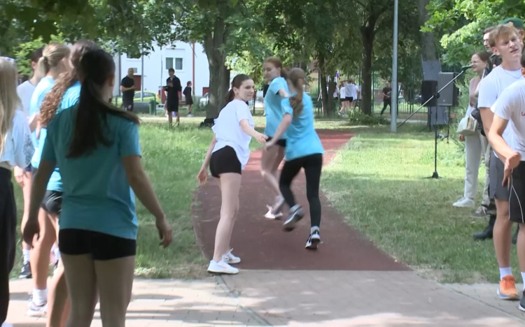 Váltófutással emlékeztek a hősökre Győrben