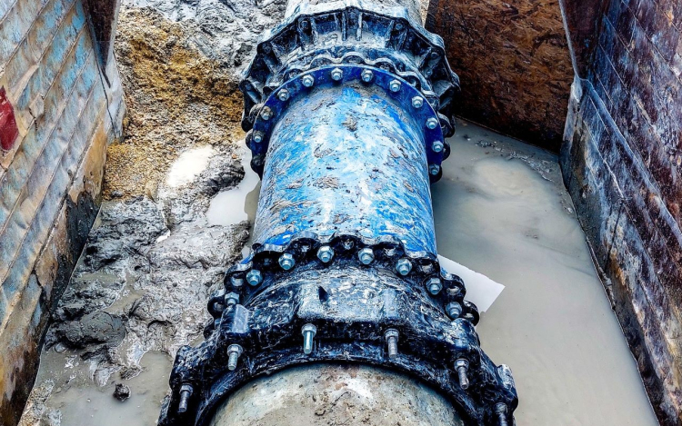 Nagy átmérőjű, 37 éves vezetéken volt csőtörés