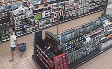 Adathordozókat lopott egy győri áruházból