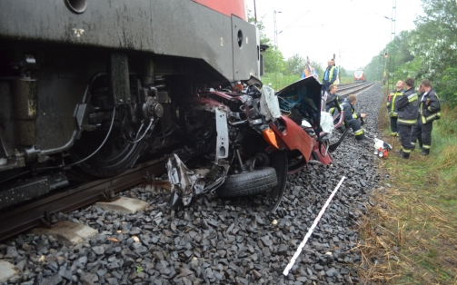 Elképesztő! Síneken hagyta autóját Ikrénynél 