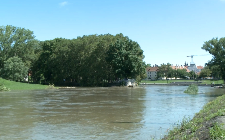 Csütörtök éjjel tetőzhet Győrnél a Rába