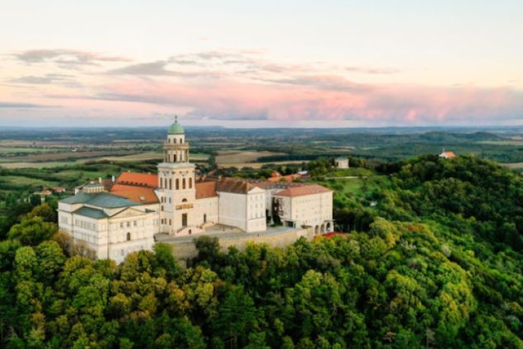 Különleges programokkal várják augusztus 20-án az érdeklődőket Pannonhalmán