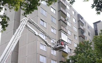 Idős hölgyet mentettek a tűzoltók Győrben