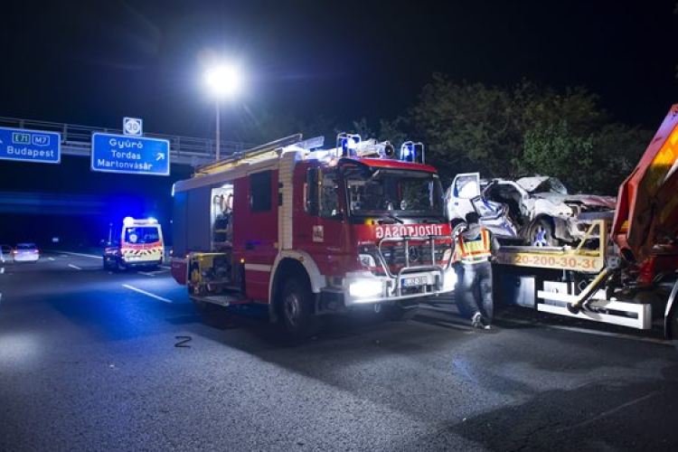 Hárman haltak meg az M7-esen