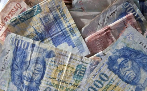 Erősödött a forint, 294 alatt az euró árfolyama