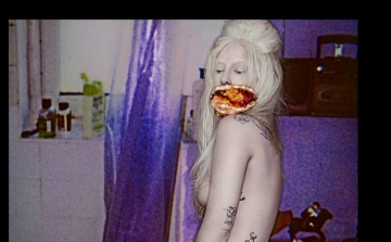 Lady Gaga meztelenül, ijesztően pózolt