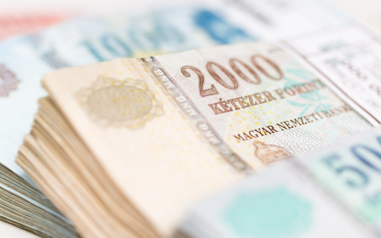 Tovább emelik jövőre a minimálbért