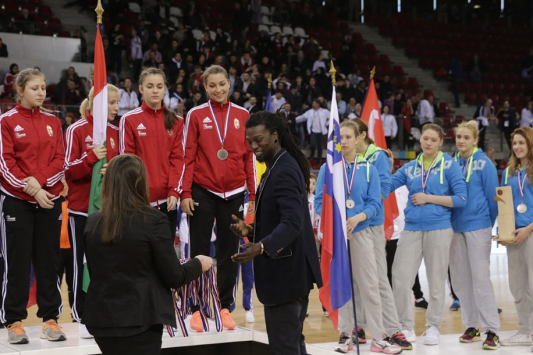 Győri középiskolás lányok nyerték a kézilabda VB-t Rouenben!