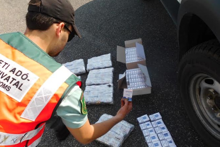 Engedély nélküli gyógyszereket szállítottak egy török kamionban