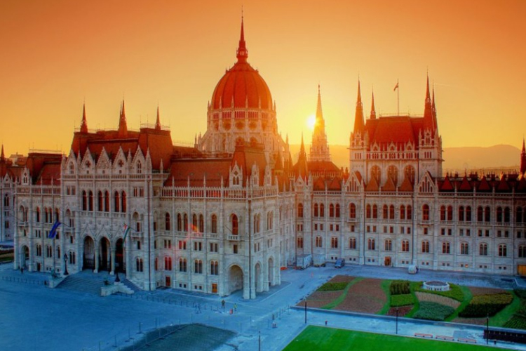 Pénteken megnyílnak a Parlament kapui 