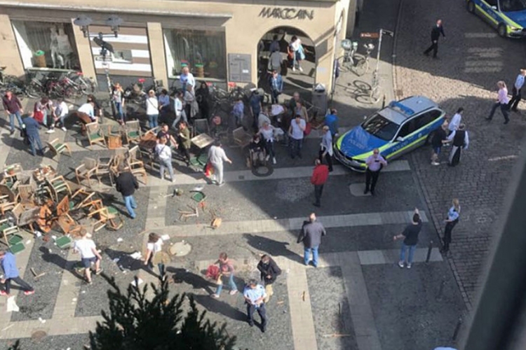 Tömegbe hajtott egy kisteherautó a németországi Münsterben, többen meghaltak