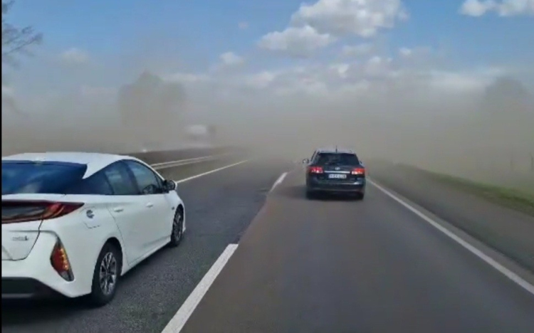 Közlekedők figyelem! Porátfúvások lehetnek az M1-esen