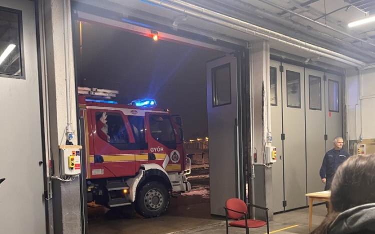 A győri tűzoltóságra is ellátogatott a Mikulás
