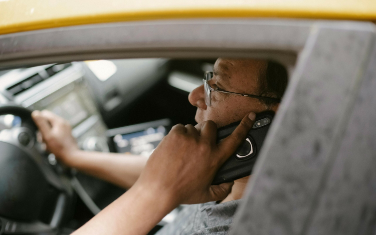 A vezetés közbeni telefonhasználatot ellenőrzi a rendőrség az utakon