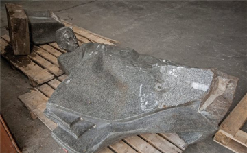 Összetört Radnóti-szobor - Győr felállíttatja ismét a Radnóti-szobrot