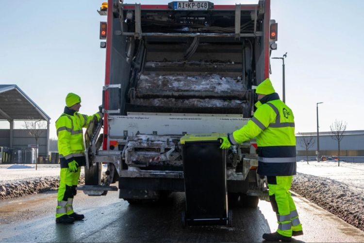 A kukásautók most is érkeznek a kukák ürítésére