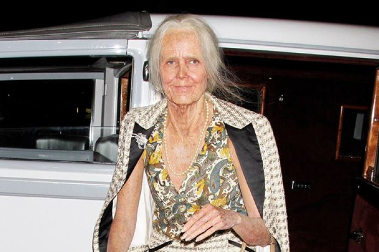 Elképesztő! Melyik dögös modellt rejti a jelmez? 