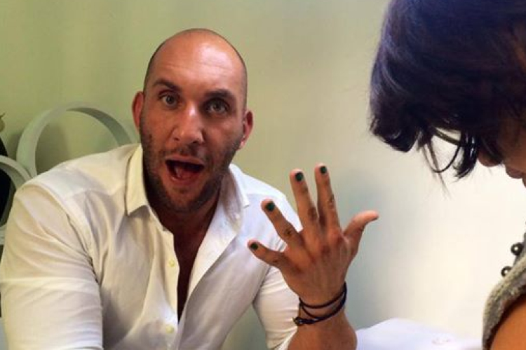 Berki Krisztián lakkoztatja körmeit