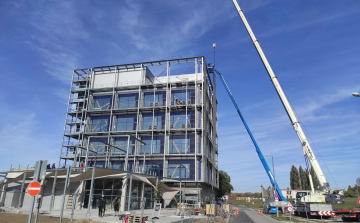 Daruk táncoltak az uszoda mellett