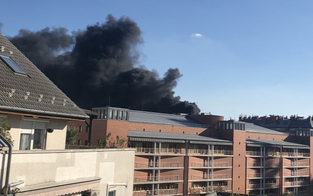 Hatalmas tűz van Budapesten, mindent sűrű fekete füst borít be- A cikk frissül!
