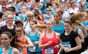 Közel tízezren vettek részt a női futógálán a Népligetben
