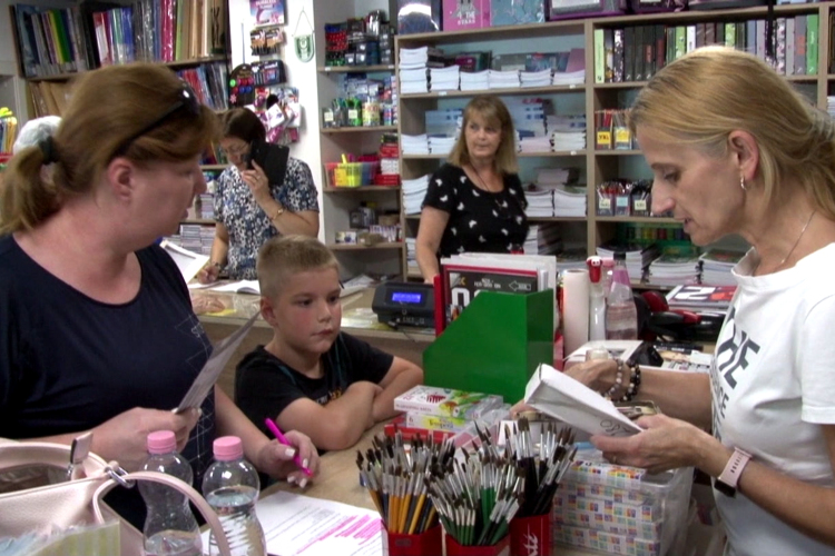 Az elsősöknek már vásárolnak a szülők